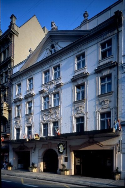Ve 14 hodin začíná tisková konference